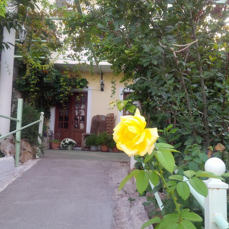 Manoleas Rooms To Let Leonidio Exterior photo